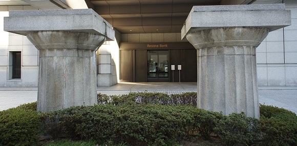 りそな銀行本店西入口に残る大阪野村銀行の柱:Authour:Fouton