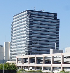 中央信用組合本店が２階に入る大阪中央卸売市場業務管理棟: Author:Fouton