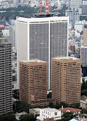 ソシエテ・ジェネラル銀行東京支店の入る白色のアーク森ビル:Author:Chris