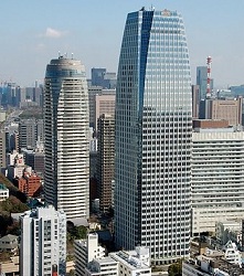 ラボバンク　ネダーランド銀行東京支店の入る愛宕グリーンヒルズMoriタワー（右）:Author:irina